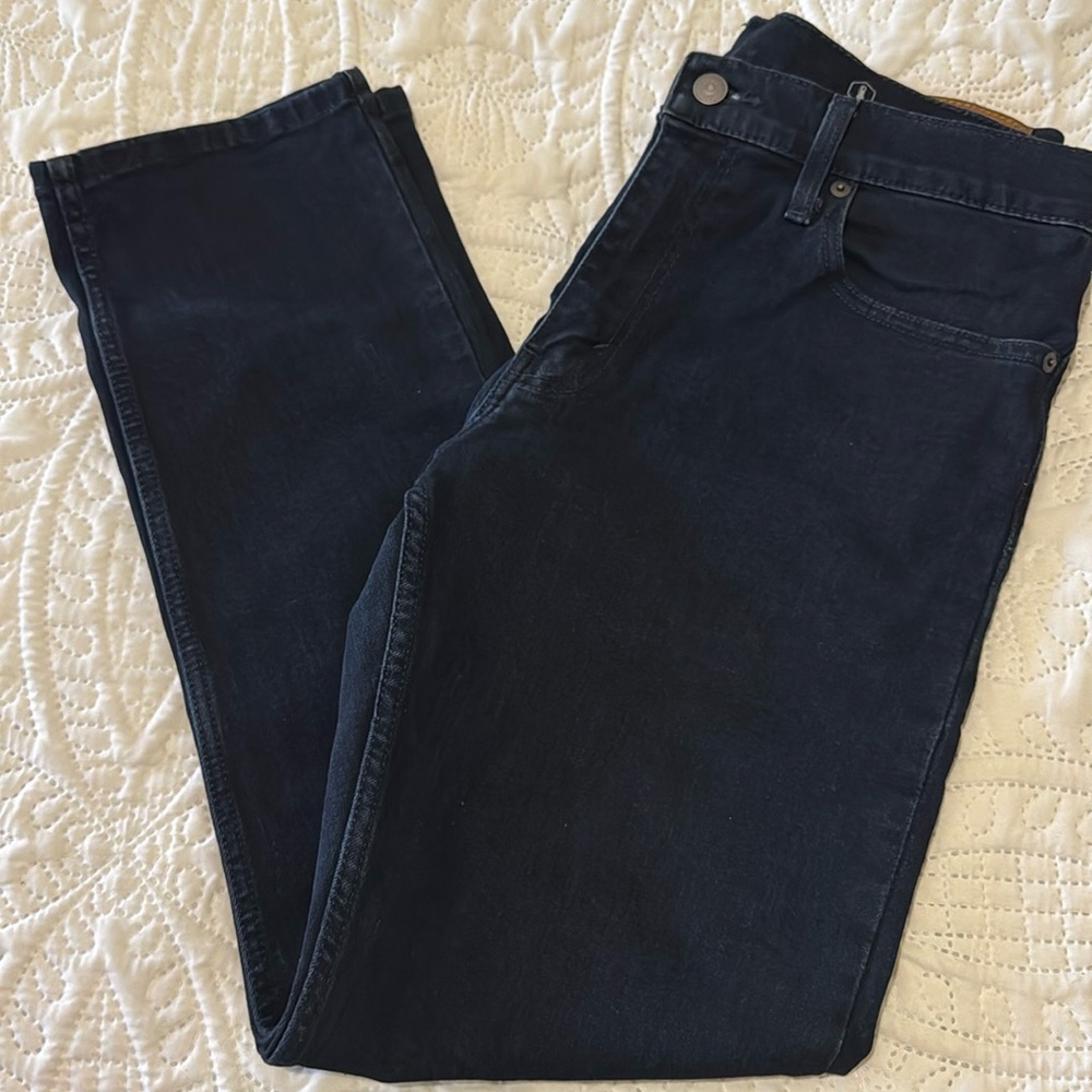 Dark blue Levi’s 502 men jeans